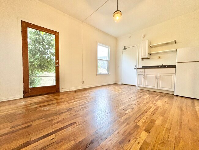 Building Photo - 836 Sanborn Ave Los Angeles, CA 90029