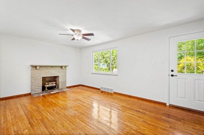 Building Photo - AVAILABLE AUGUST 1ST! STUNNING 3 BEDROOM IN BEECHVIEW!