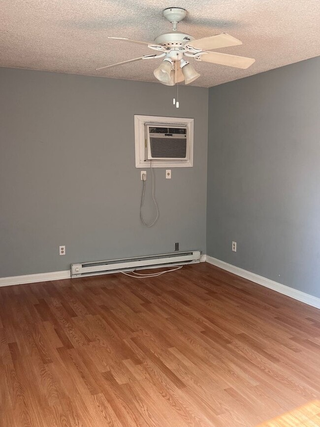 Building Photo - Duplex with Great City Access
