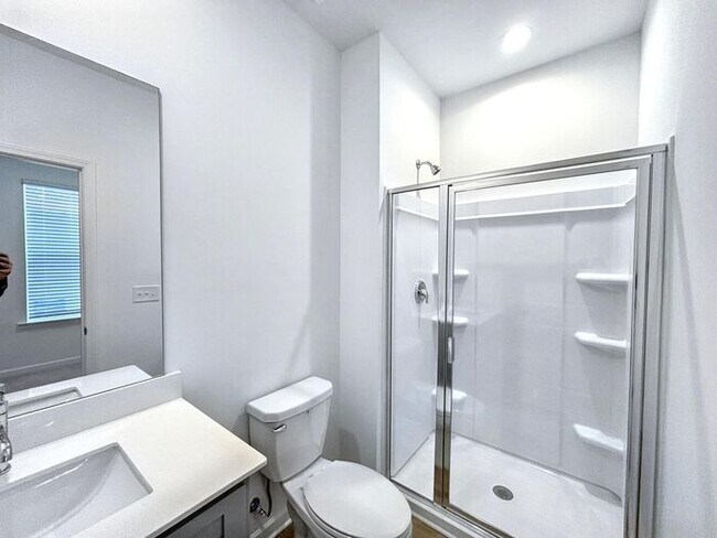 Building Photo - Beautiful 3-Bedroom Modern Mountain-View T...