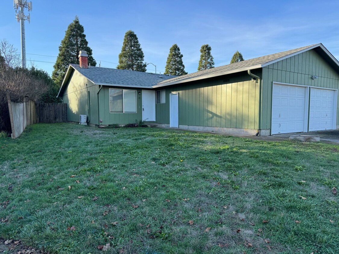 Foto principal - Large single level 2 bedroom 1 bath duplex in Springfield!