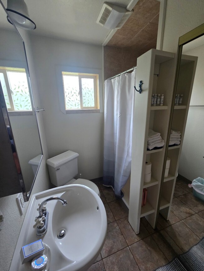 Building Photo - 580 Waddell St