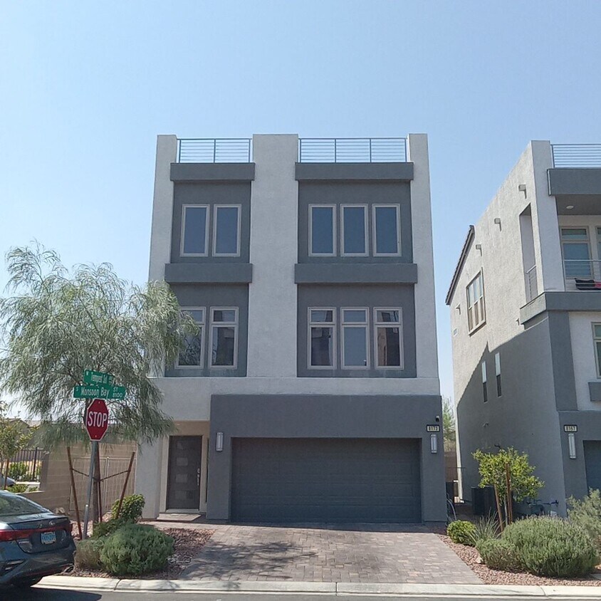 Primary Photo - FURNISHED: Stunning Home with Rooftop Views!