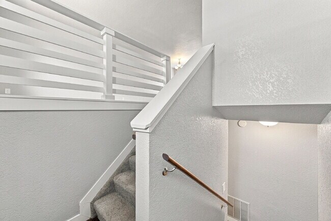 Foto del edificio - $2,095.95, 4 bed, 2 bath, located in Colorado Springs with a fenced-in backyard.