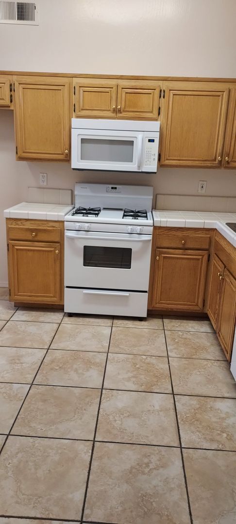 Building Photo - HOUSE