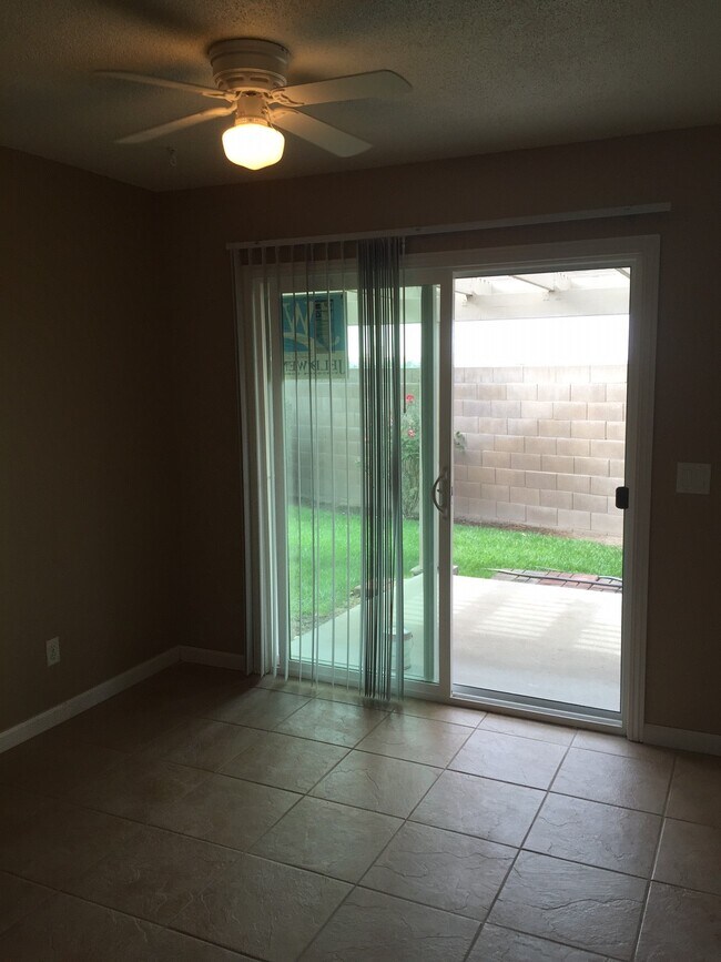 Comedor y patio - 1068 Pierce Dr