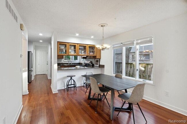 Foto del edificio - 677 E Lincoln St