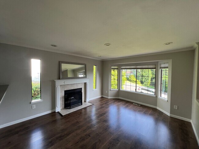 Building Photo - 4 Bed 2.5 Bath SFR Bellevue