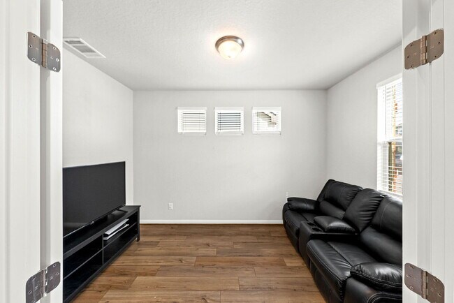 Foto del edificio - Room to Gather, Relax, and Enjoy Everyday Living