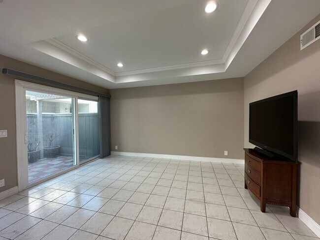 Foto del edificio - Charming Townhouse in South Coast Metro