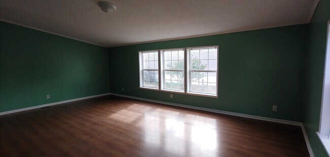 Building Photo - 3853 Stern Dr