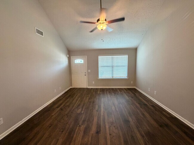 Building Photo - Gorgeous 2 BR 2.5 Bath End Unit Townhome - Available Now in Murfreesboro!