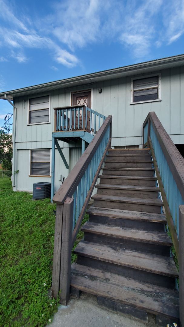 Foto del edificio - 807 4th Ave SW Ruskin, FL 33570 January Mo...