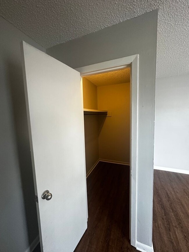 Building Photo - 2 Bedroom 1 Bath Apartment