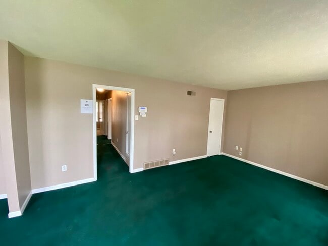 Building Photo - Nice Home & New Carpet Going In Soon