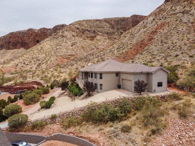 Foto del edificio - Amazing Hurricane Home Available NOW!