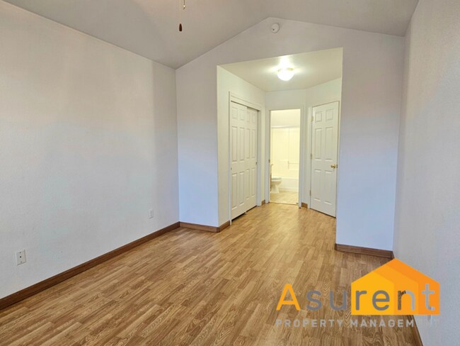 Foto del edificio - Great Open Concept Townhome Available Soon!