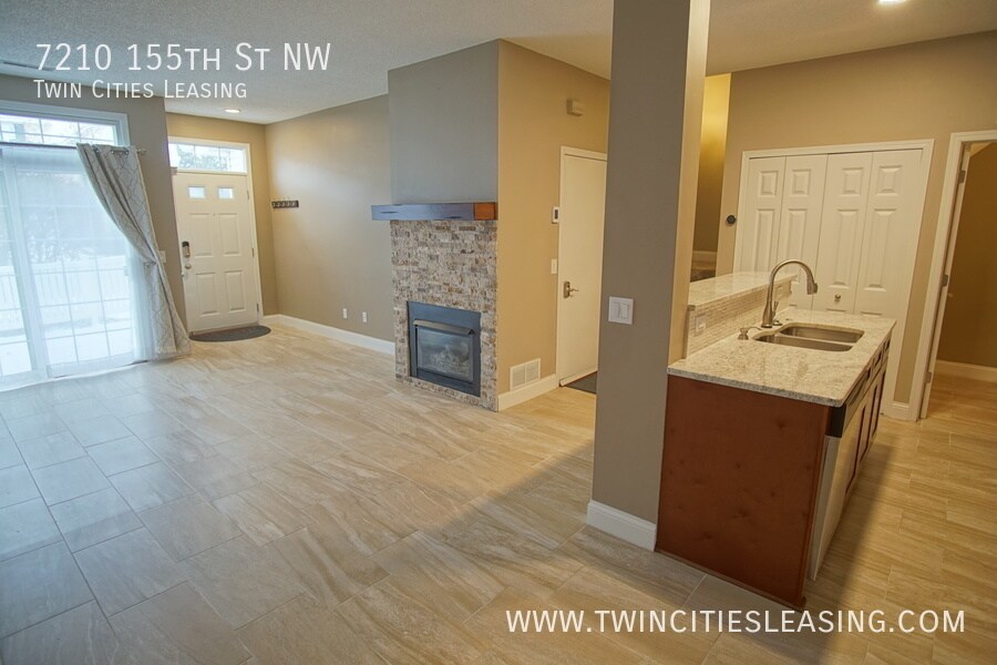 Primary Photo - Like New, Completely Remodeled Townhouse -...