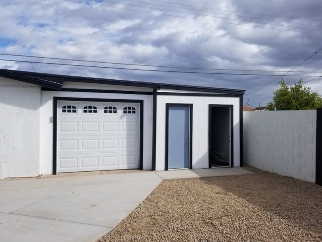 Building Photo - Amazing 2 Bedrooms 1 Bathroom with 1 car g...