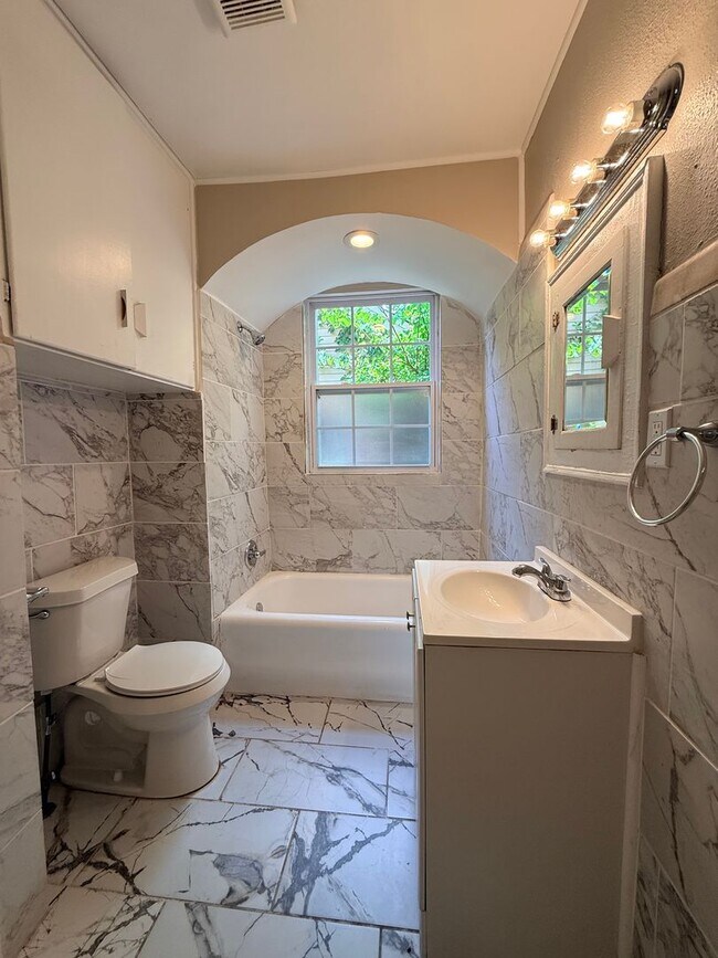 Foto del edificio - For Rent- 3 Bedrooms, 1 bath