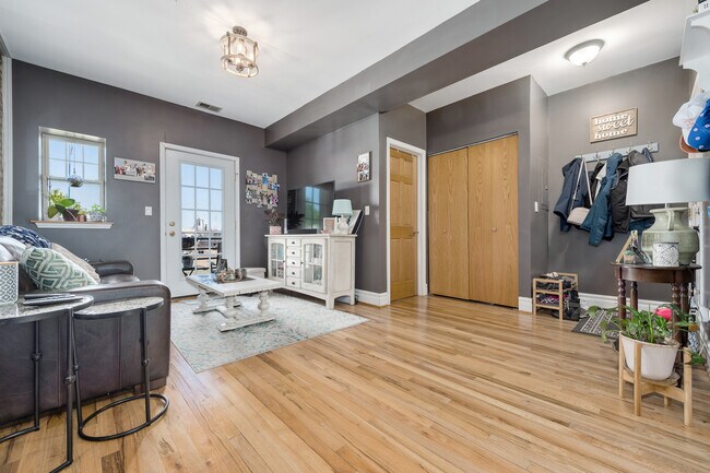 Foto del edificio - 2546 W George St