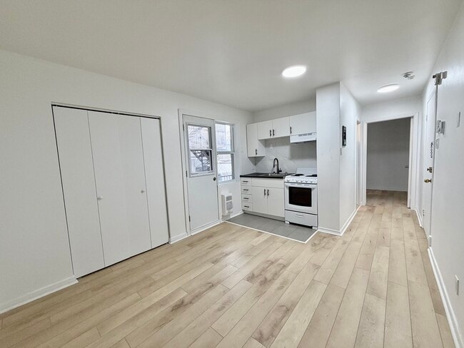 Building Photo - 2405 Belanger - 1 bedroom