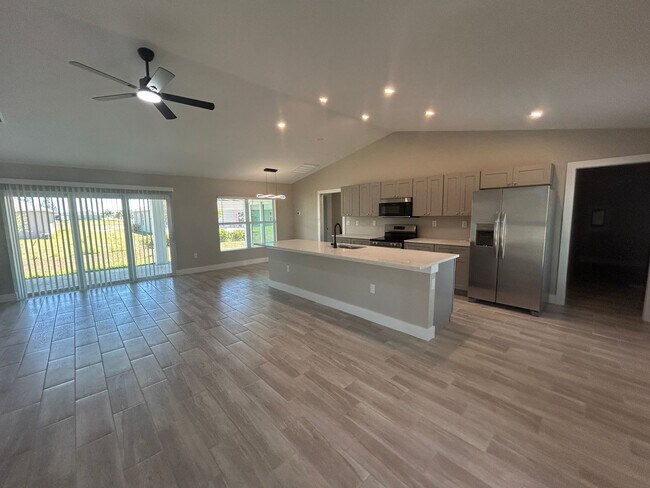Foto del edificio - BRAND new construction 4 Bedroom 3 Bathrooms