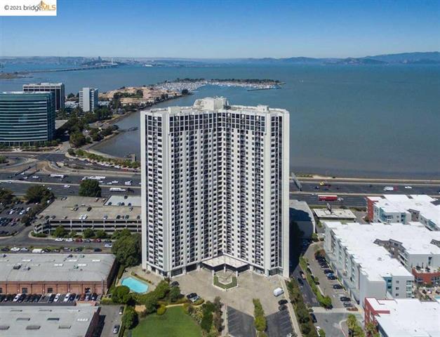 El edificio: este apartamento está sobre la mano derecha - 6363 Christie Ave