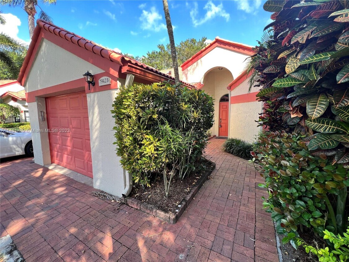 Primary Photo - 7942 Lexington Club Blvd