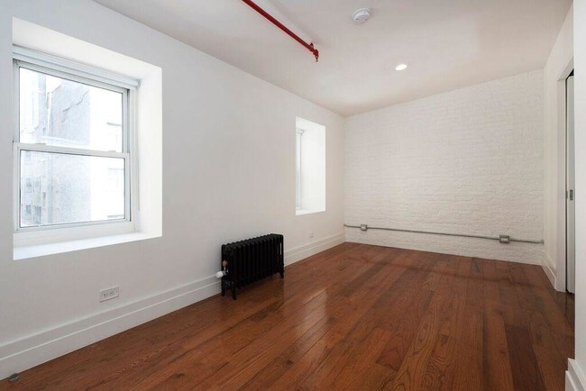 Building Photo - 557 3rd Ave