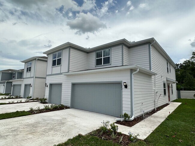 Building Photo - MOVE IN SPECIAL! 3 Bedroom, 2.5 Bath Corne...