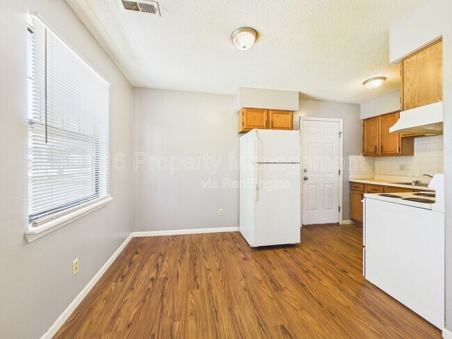 Foto del edificio - 7115 Bales Ave