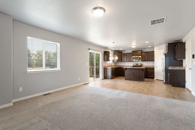 Foto del edificio - Spacious 4-Bed Home Minutes from Fort Cars...