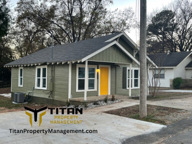 Building Photo - Recently Remodeled Downtown Charmer!