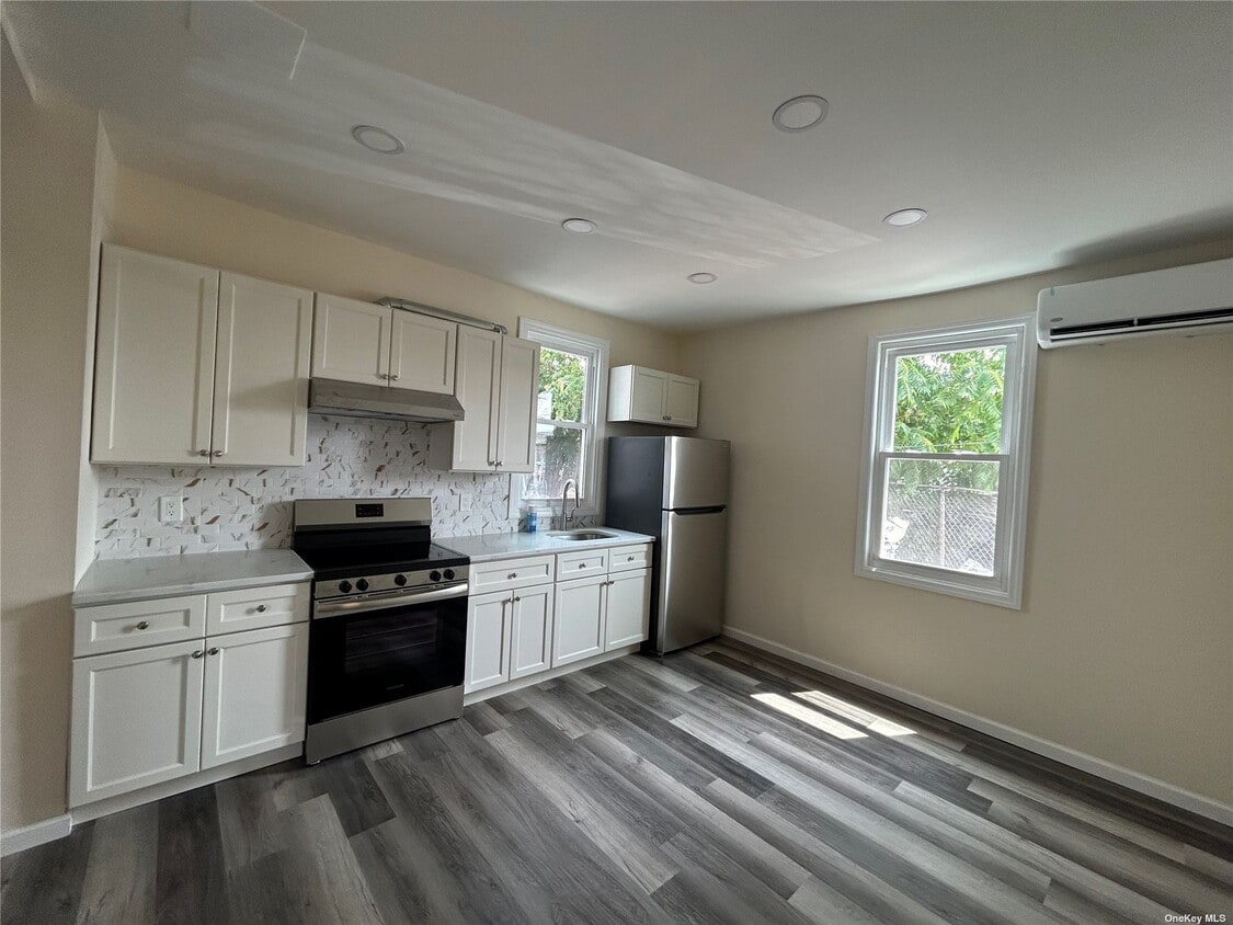 Primary Photo - 331 W Merrick Rd