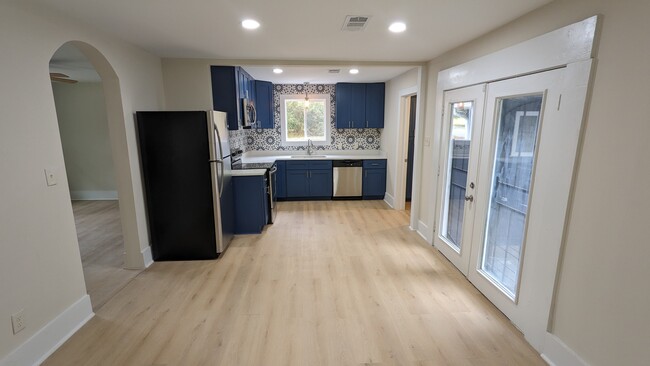 Foto del edificio - 6557 Woodrow Rd