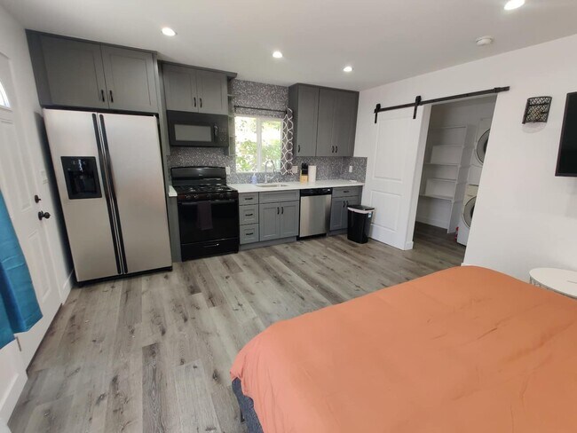 Foto del edificio - 6840 Bertrand Ave