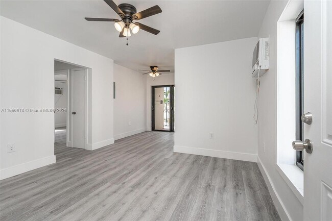 Foto del edificio - 852 SW 1st St