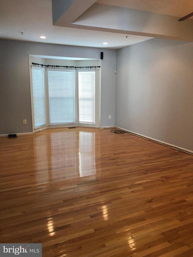 Foto del edificio - 8800 Papillon Dr