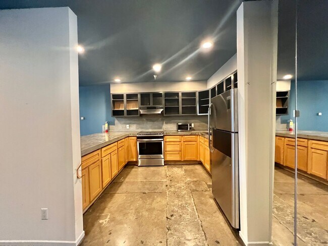 Building Photo - Huge, Modern, and Stylish Loft – Vibrant L...