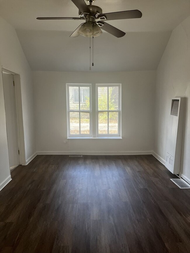 Building Photo - Charming 2-Bedroom Home with Expansive Bac...