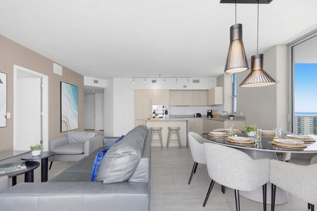 Building Photo - 4010 S Ocean Dr