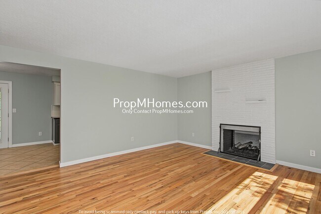 Building Photo - Updated Three Bedroom Home in Milwaukie!
