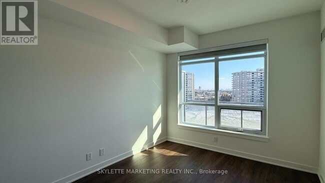 Photo du bâtiment - 30 Upper Mall Wy