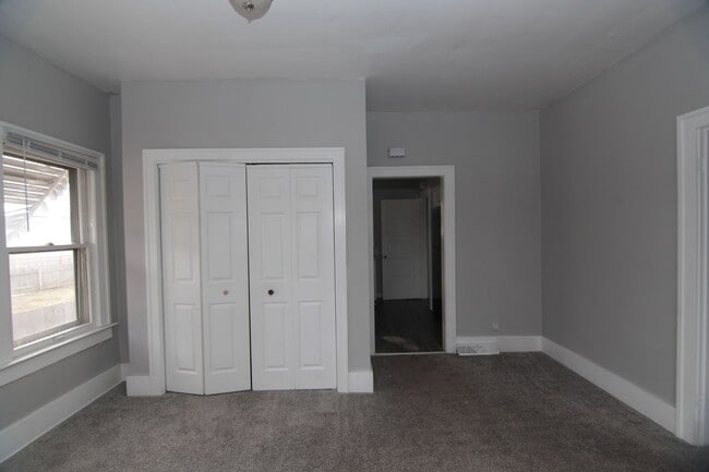 Building Photo - 2 Bedroom & Large Car Garage in Moline for...