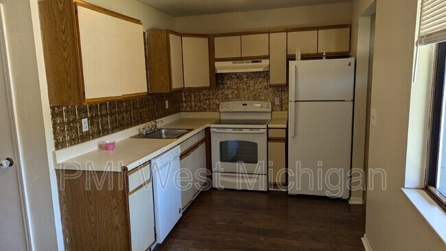 Building Photo - 6066 In the Pines Dr SE
