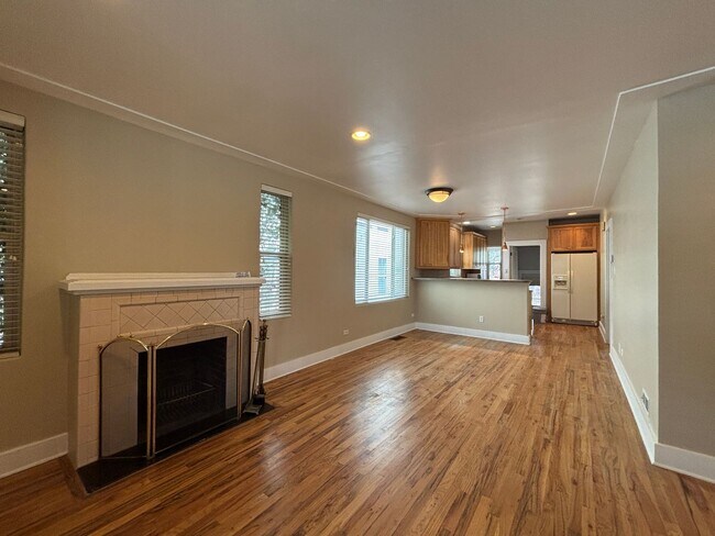 Foto del edificio - Cozy 2-bedroom bungalow! Detached 2-car garage!