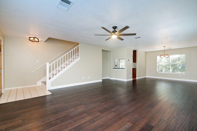 Building Photo - Charming 2 story home!!