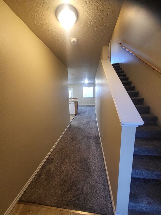 Building Photo - Cute Townhouse