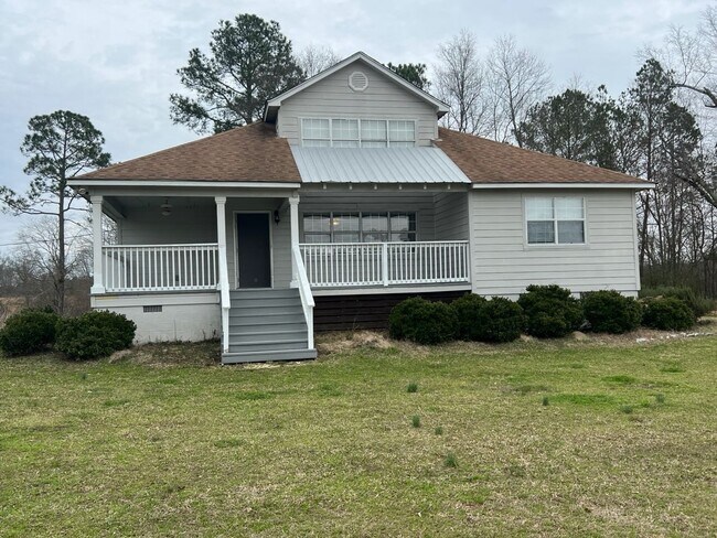 Building Photo - Country Living on 3 acres!